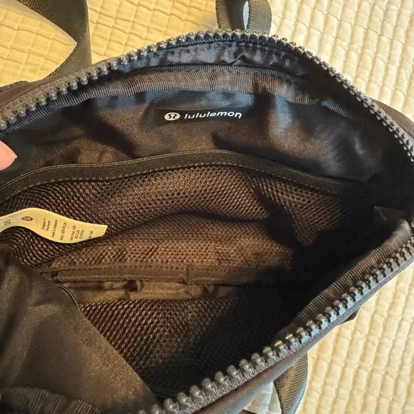 lululemon Everywhere Belt Bag Large 2L - Picture 5 of 10
